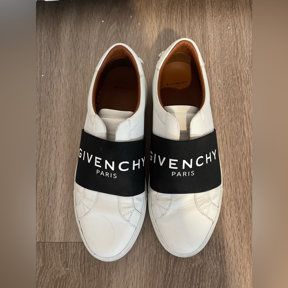 GIVENCHY
Elastic Sneakers great condition women size 8